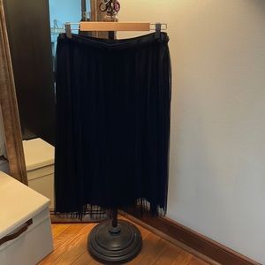 Tulle and pleated black midi skirt.